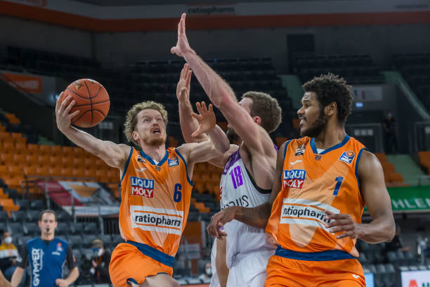 展现出了顽 展现出了顽