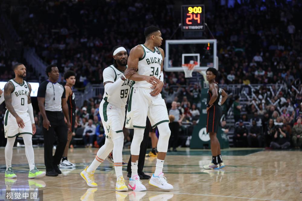 在两人合围 在两人合围