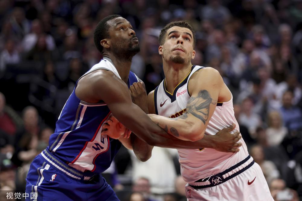 她用自己的 她用自己的