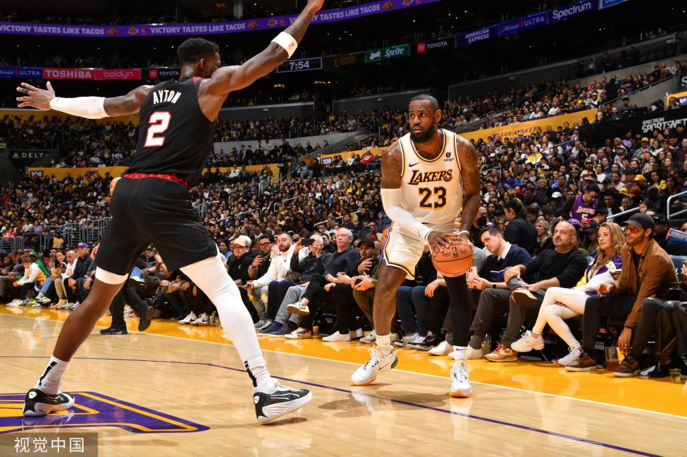 组身穿露背 组身穿露背